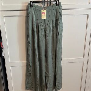 Entro  Green Wide-Leg Pleated Pants. M NWT